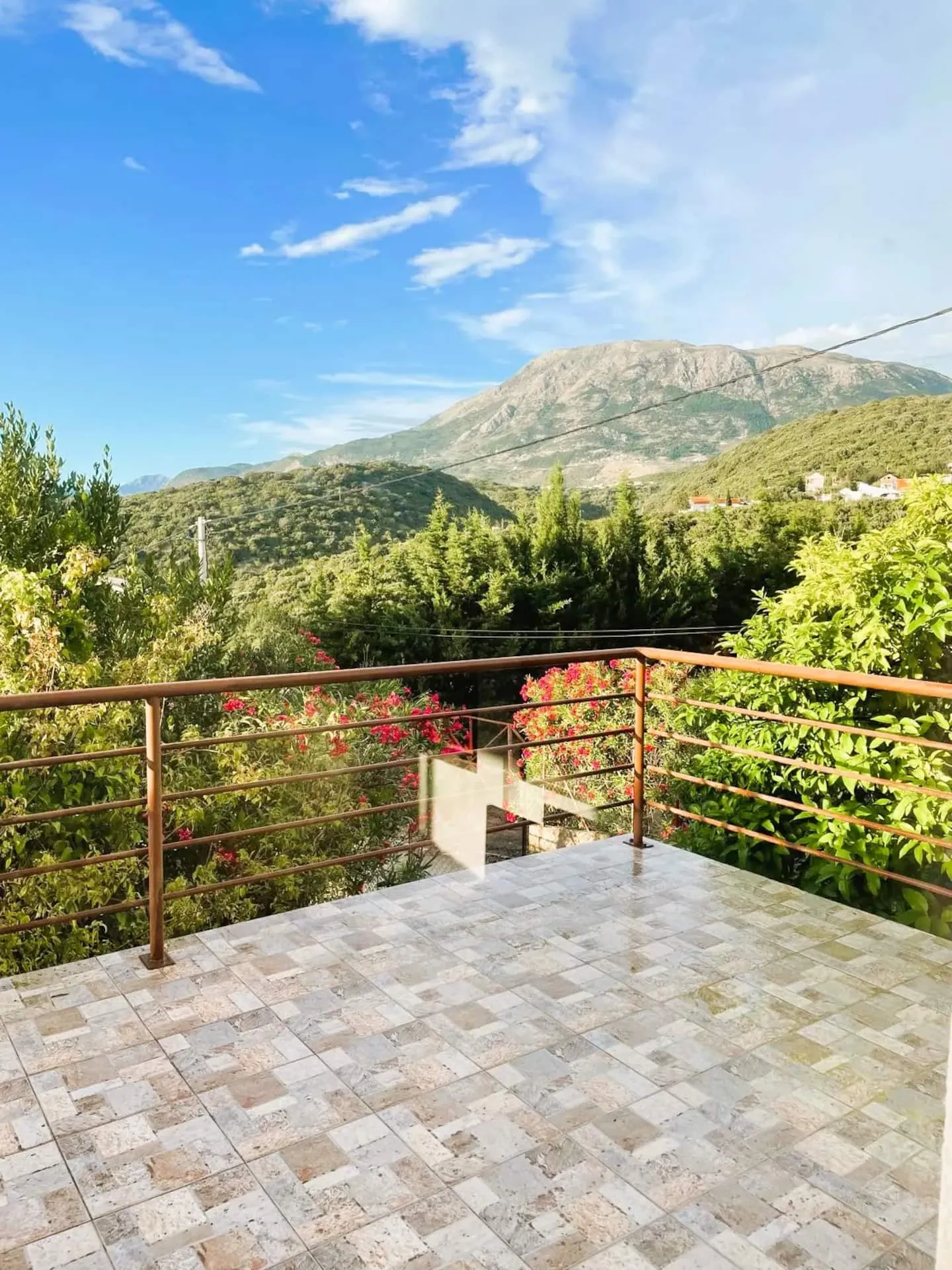 Villa Adriatic — terassi ja näkymä Montenegron rannikolle